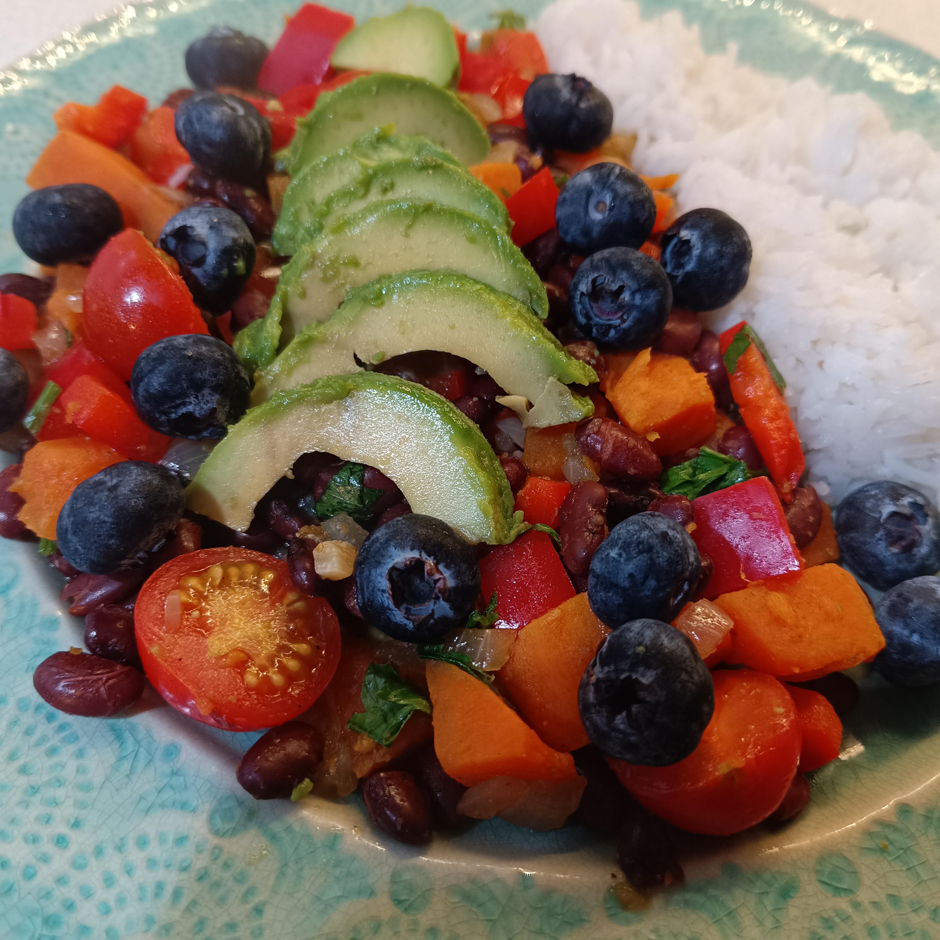 Pikante Süßkartoffeln mit Beeren & Bohnen