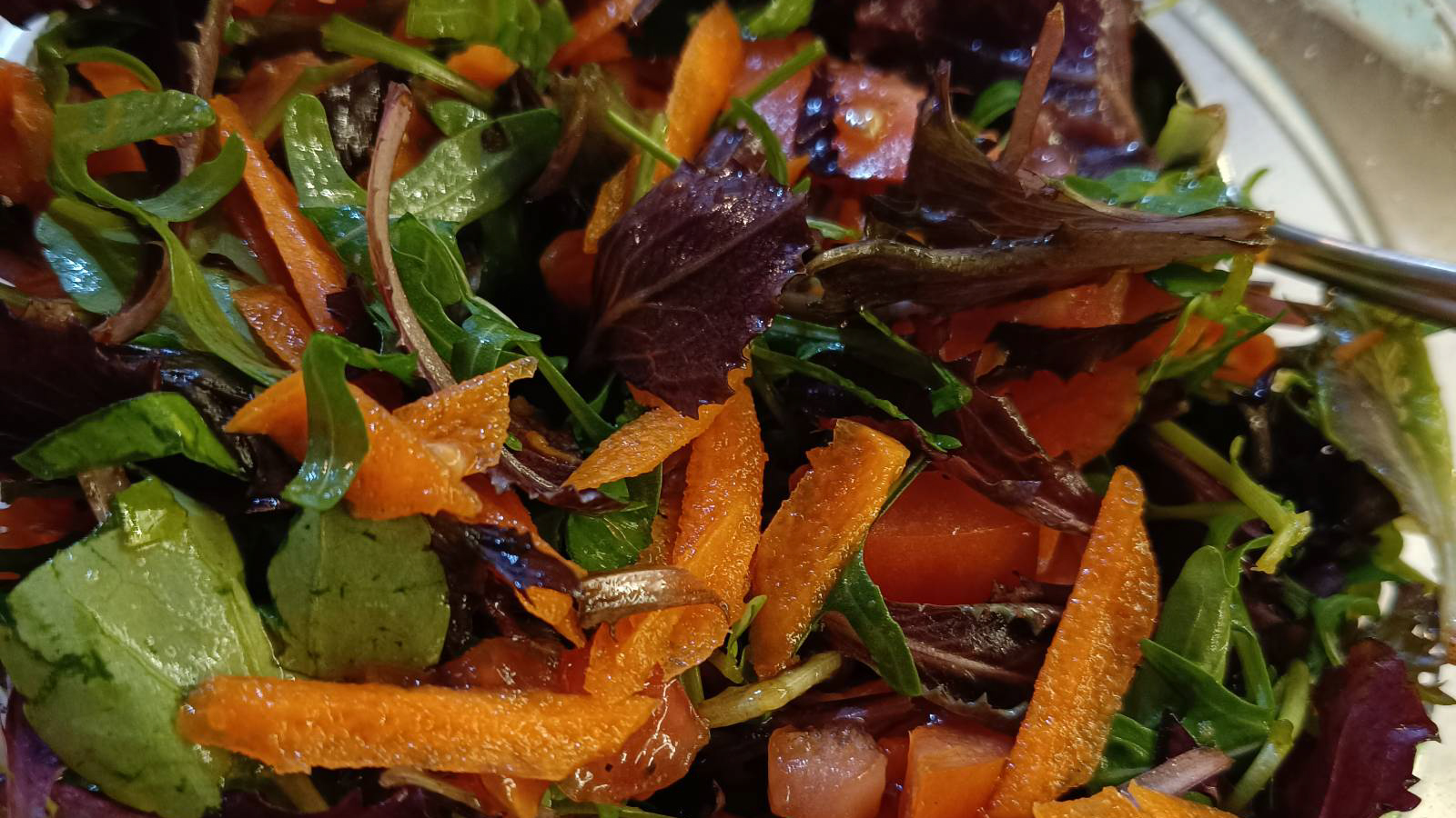 Simple salad: lettuce, carrots, tomato